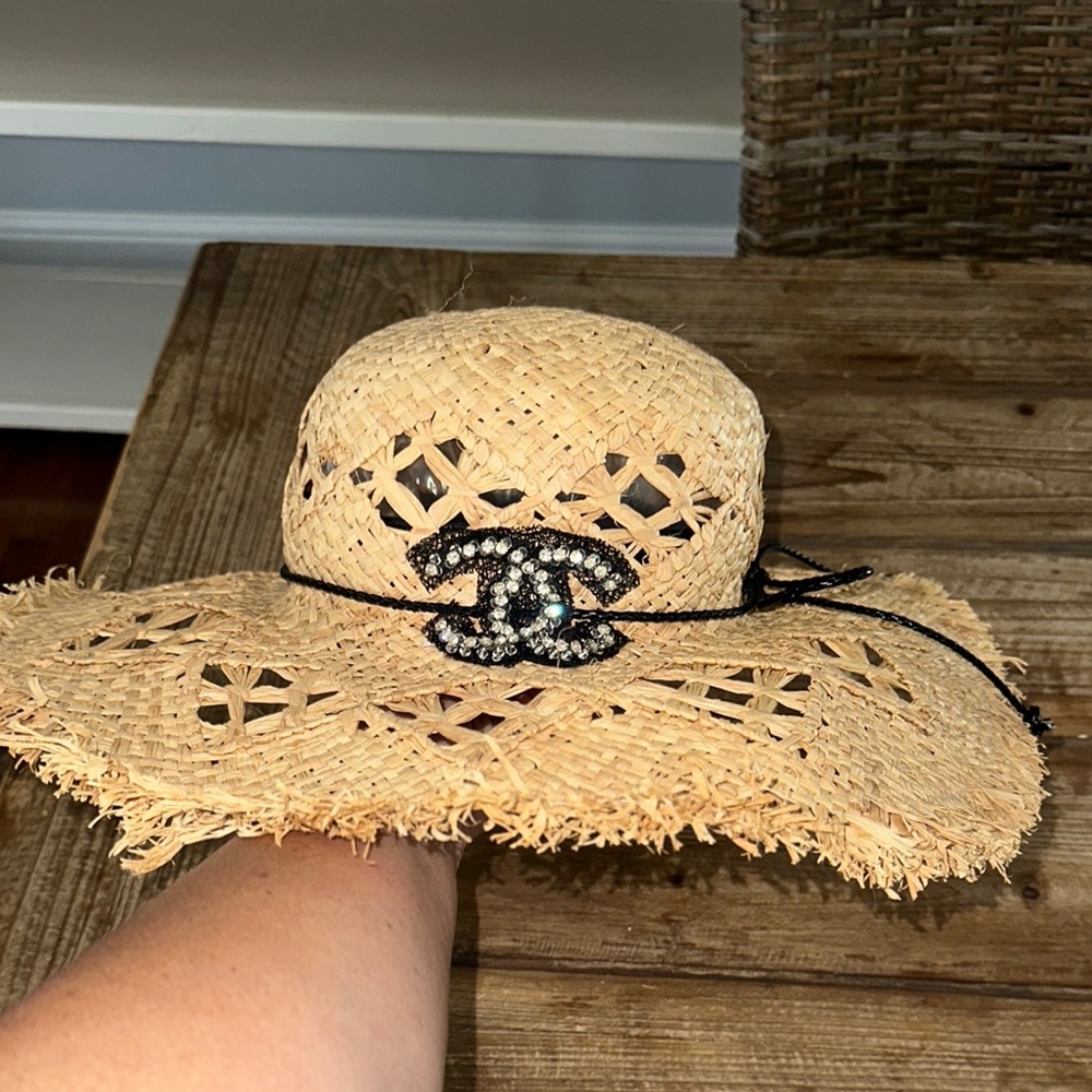 🖤CHANEL Tan and Black Wide-Brimmed Hat